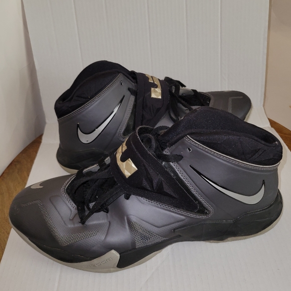 Nike LeBron James Trainers - Picture 4 of 14